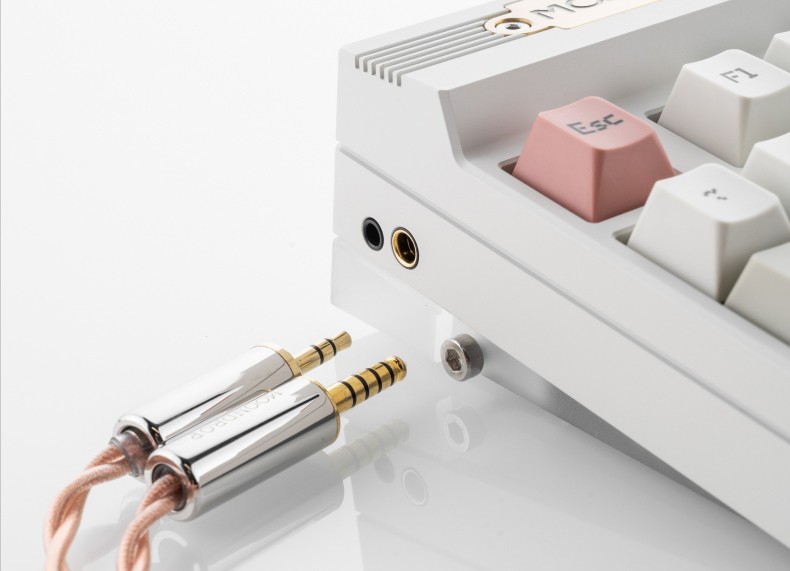 Detalle del teclado Moondrop DASH75, mostrando los jack de audio